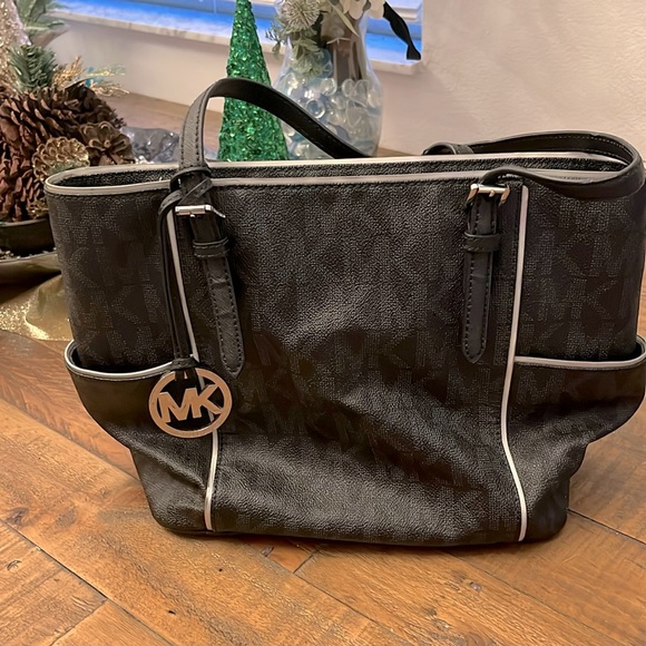 Michael Kors black handbag - Picture 1 of 5